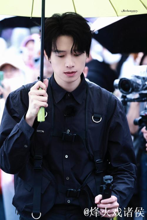 魏大勋膝盖高度即杨迪起跳极限引发热议 魏大勋膝盖高度即杨迪起跳极限引发热议